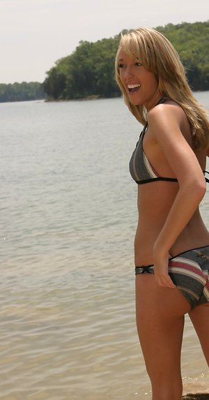 Daisy 19 offers a free picture gallery with Daisy 19 exhibit well-done body