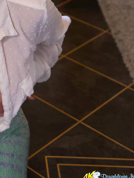 Downblouse Jerk are proud to present you with xxx pics featuring Amber Jayne demonstrating perfect body