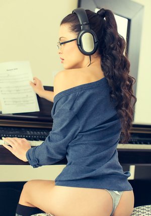 Met Art are pleased to offer you a free photos featuring Amelie B has a well-done body