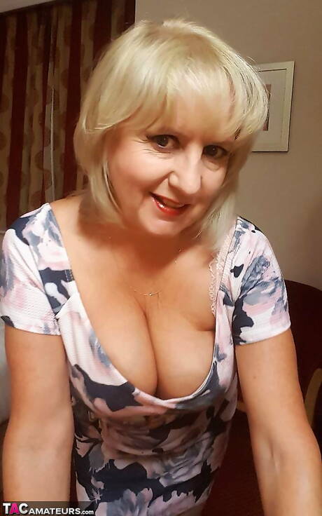 TAC Amateurs are pleased to offer you xxx photos featuring Lornablu in toying twat porn scene